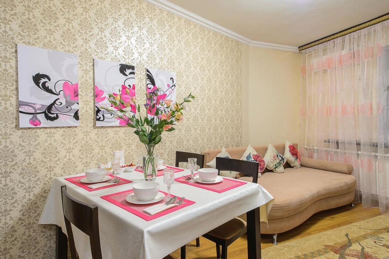 Золотой Квадрат Шевченко 75 Apartamento Almaty Exterior foto
